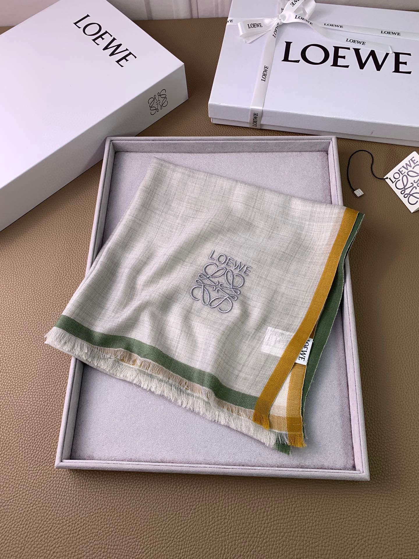 羅L威-小金銀絲圍巾 110*110cm 100％羊絨