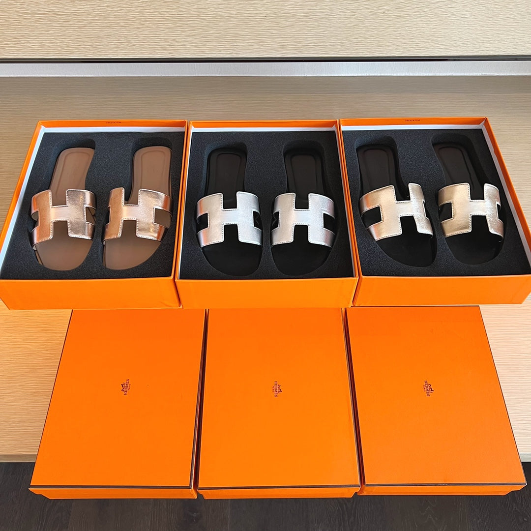 小愛款-經典H拖鞋 純色皮面 全包中底 銀黑色