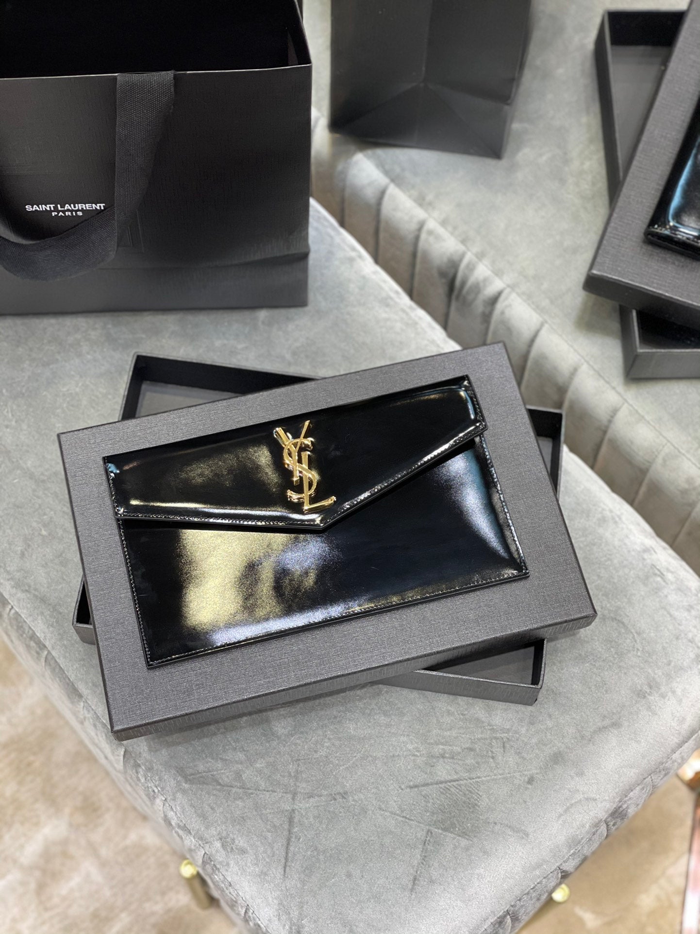 YSL ptown_新品手拿包-黑光滑皮金釦