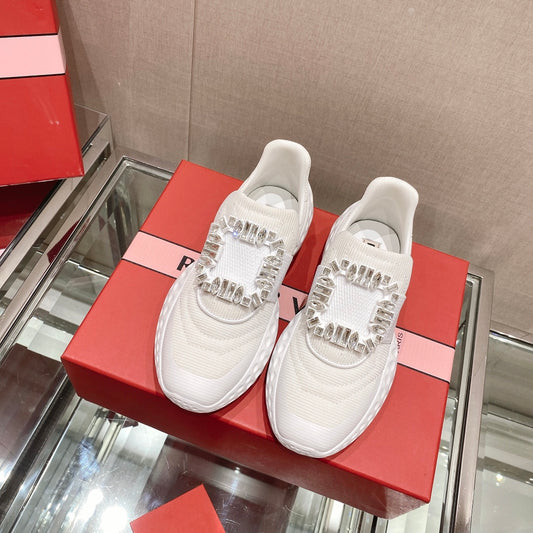Roger Vivier Run Light 全新的水晶扣運動鞋