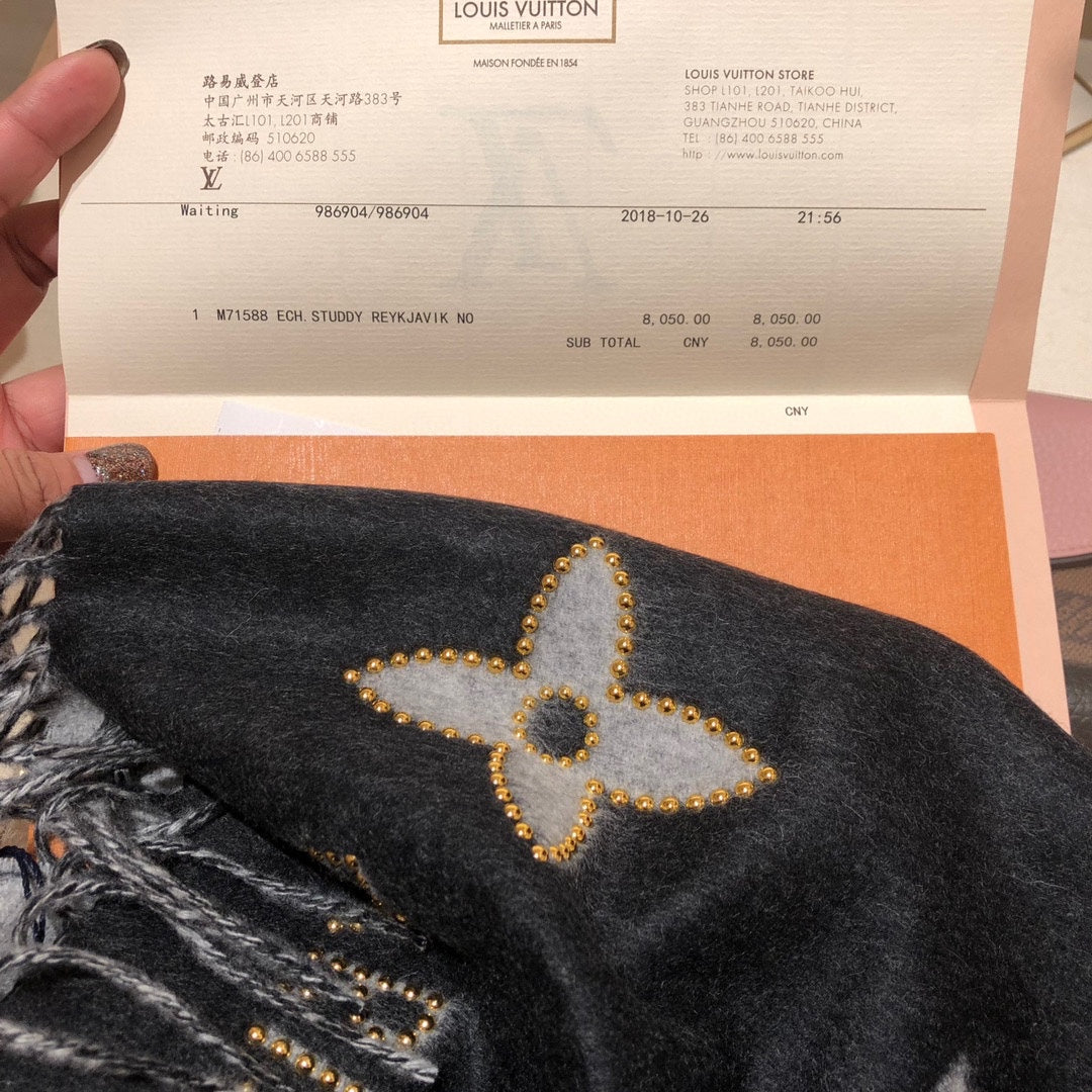 路L家-高定版-經典羊絨披肩 鉚釘款- 專櫃購入
