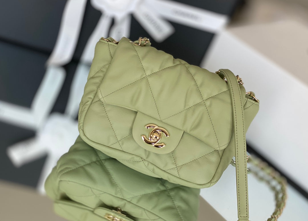 Chanel 度假系列柔軟小牛皮包-牛油果綠