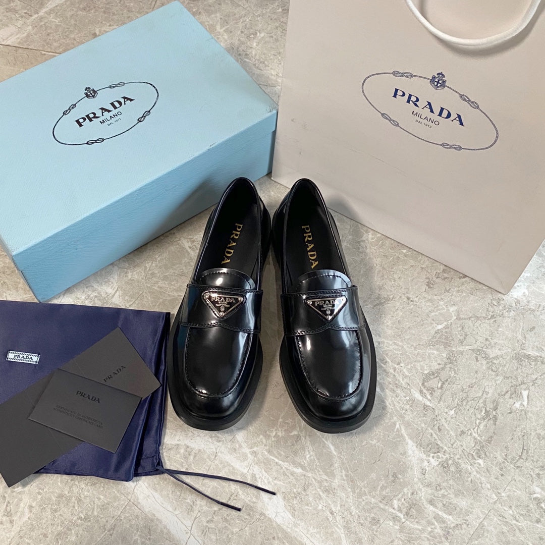 Prada鞋-Prada 經典三角標 方頭樂福鞋（黑）