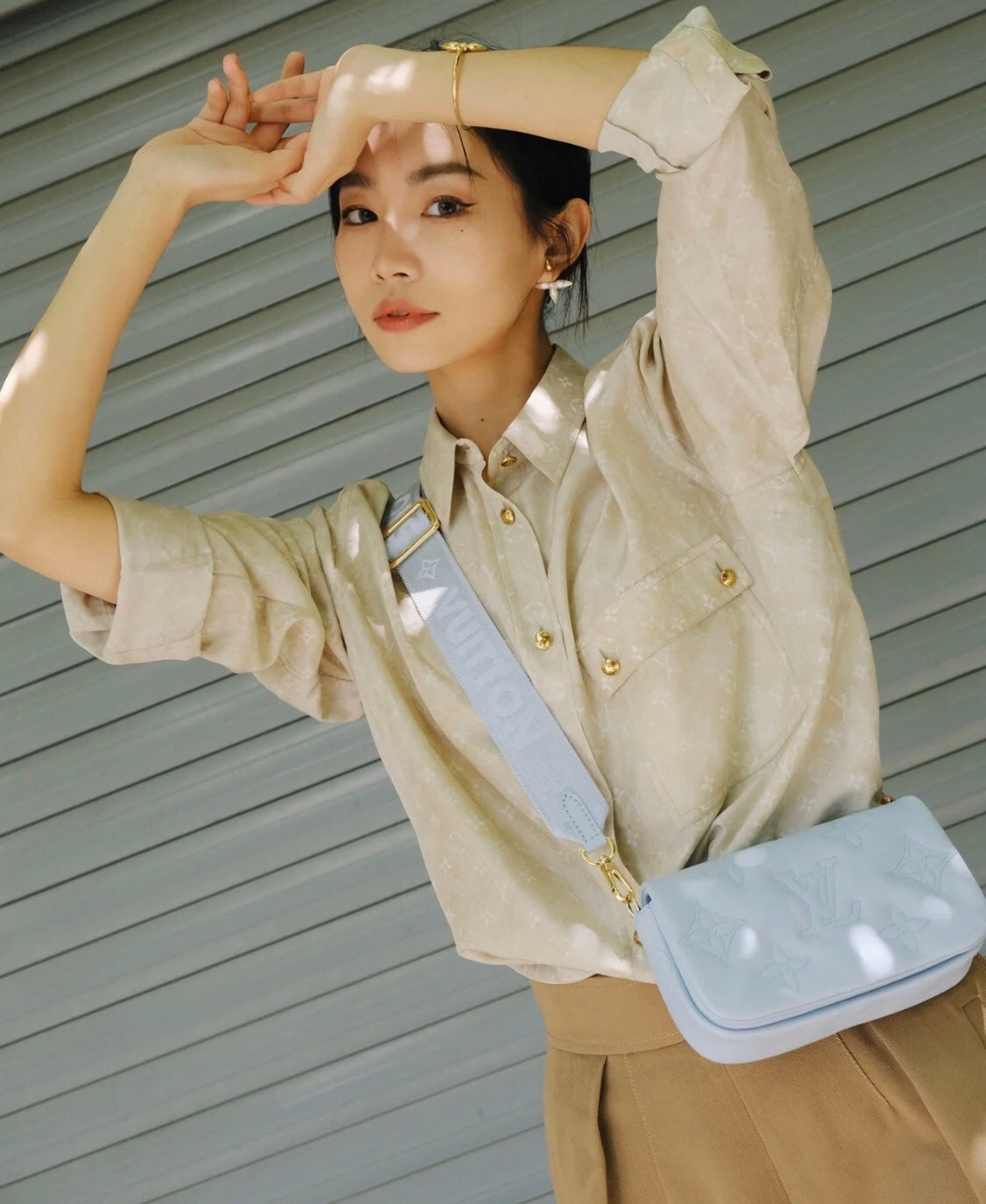 M81399 路L家-Wallet on Strap 手袋 鏈條包 淺藍色 上身照
