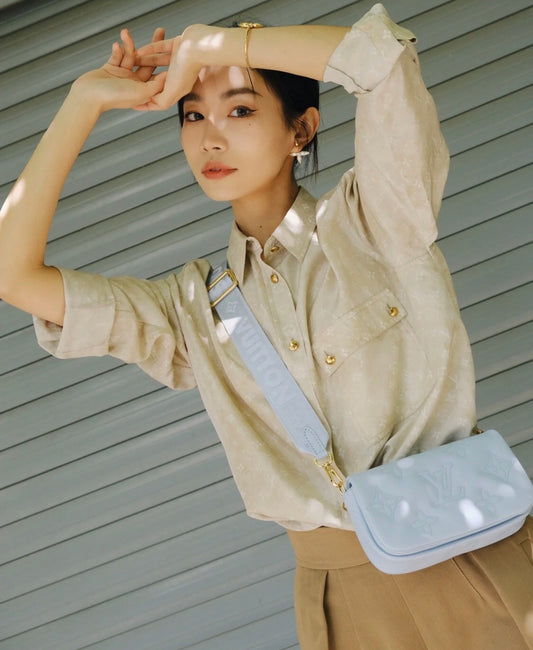 M81399 路L家-Wallet on Strap 手袋 鏈條包 淺藍色 上身照