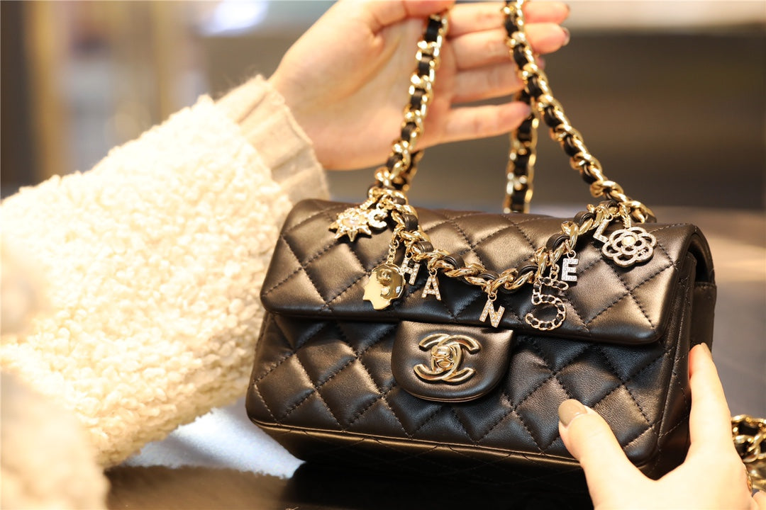 Chanel 吊墜徽章 mini CF