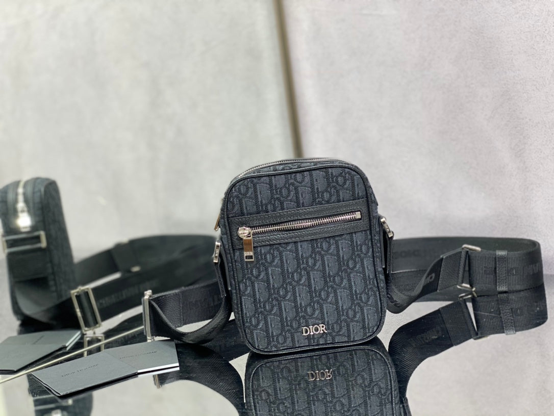 Dior 豎版相機包-15*6*18cm