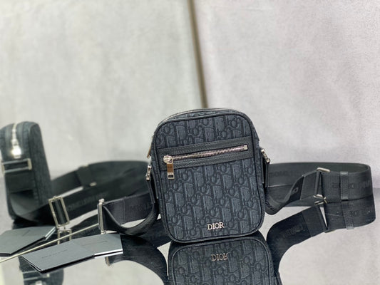 Dior 豎版相機包-15*6*18cm