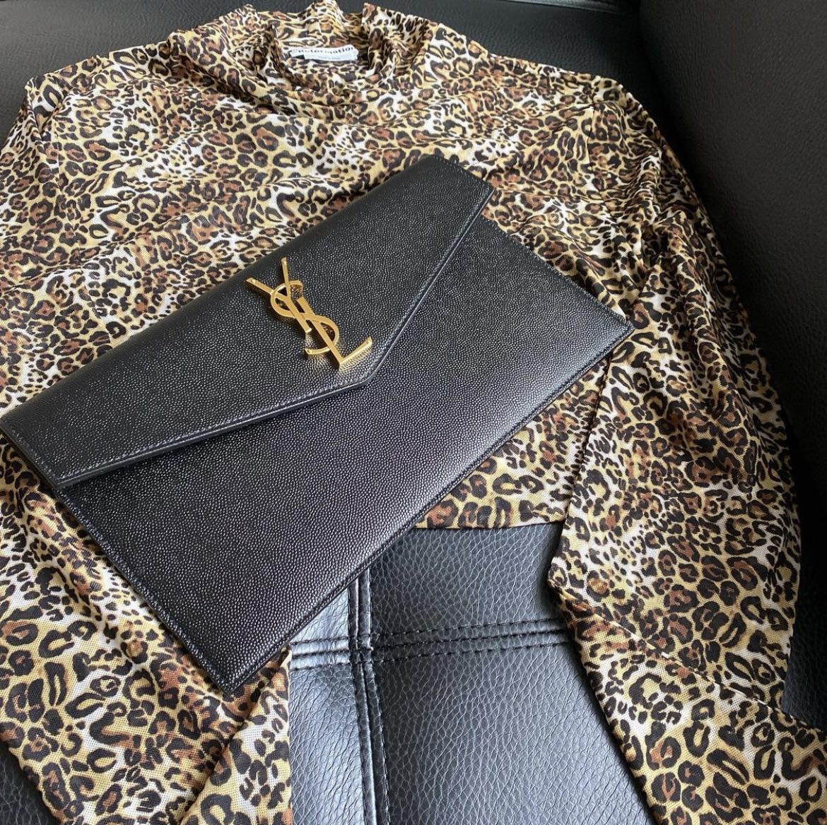 YSL ptown_新品手拿包-黑色魚子醬皮金釦
