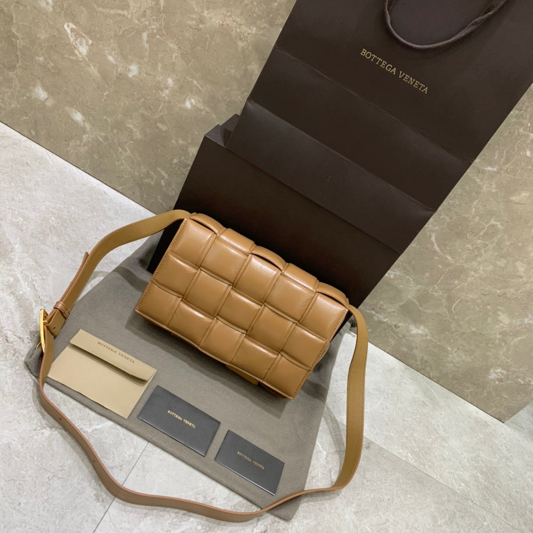 B編織-Cassette 編織包 枕頭包 小牛皮 26x18x8cm