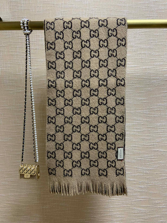Gucci 雙面羔羊毛圍巾