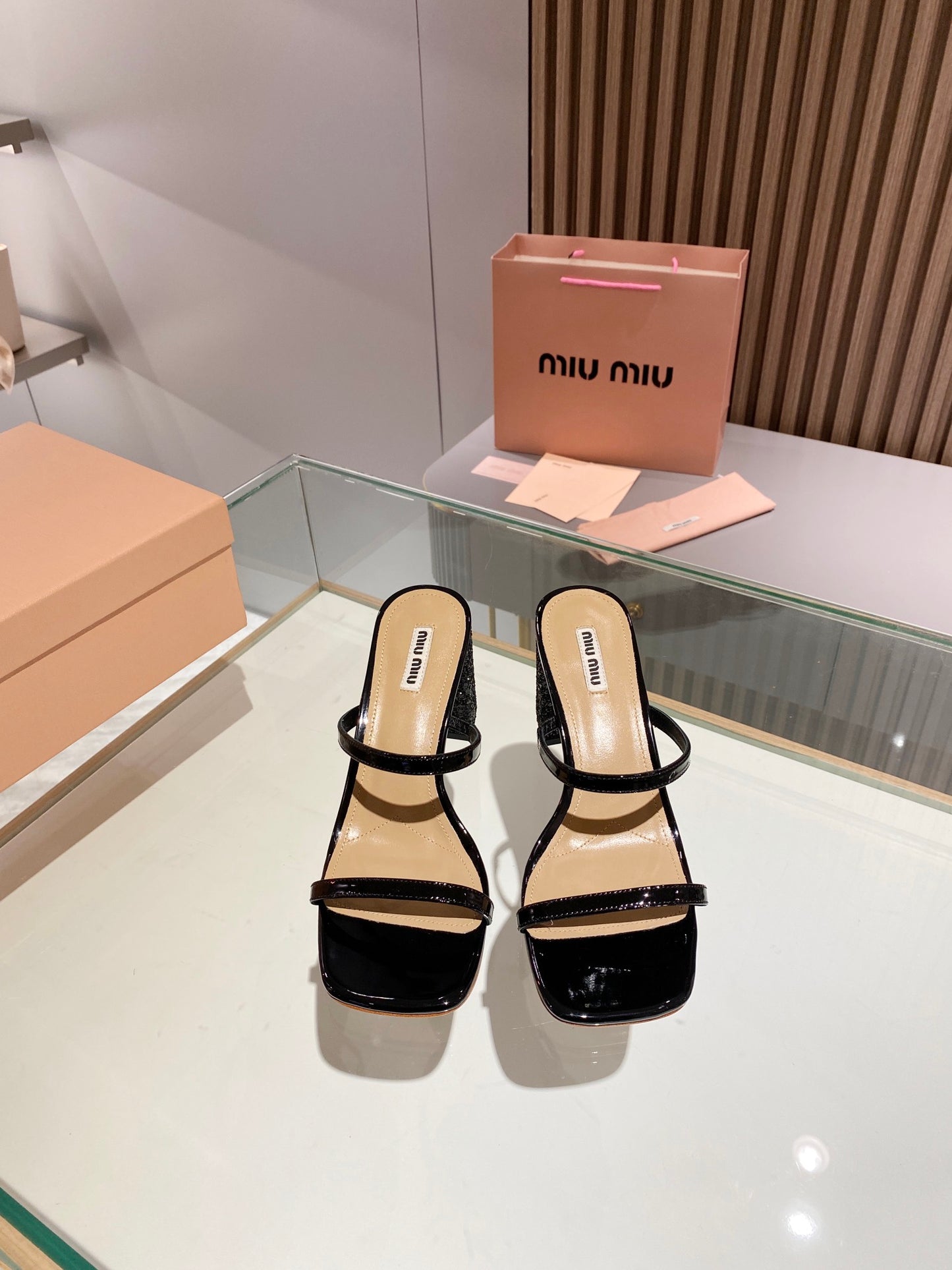 穆M家-2023春夏新款 一字帶高跟涼拖  8.5cm 黑色