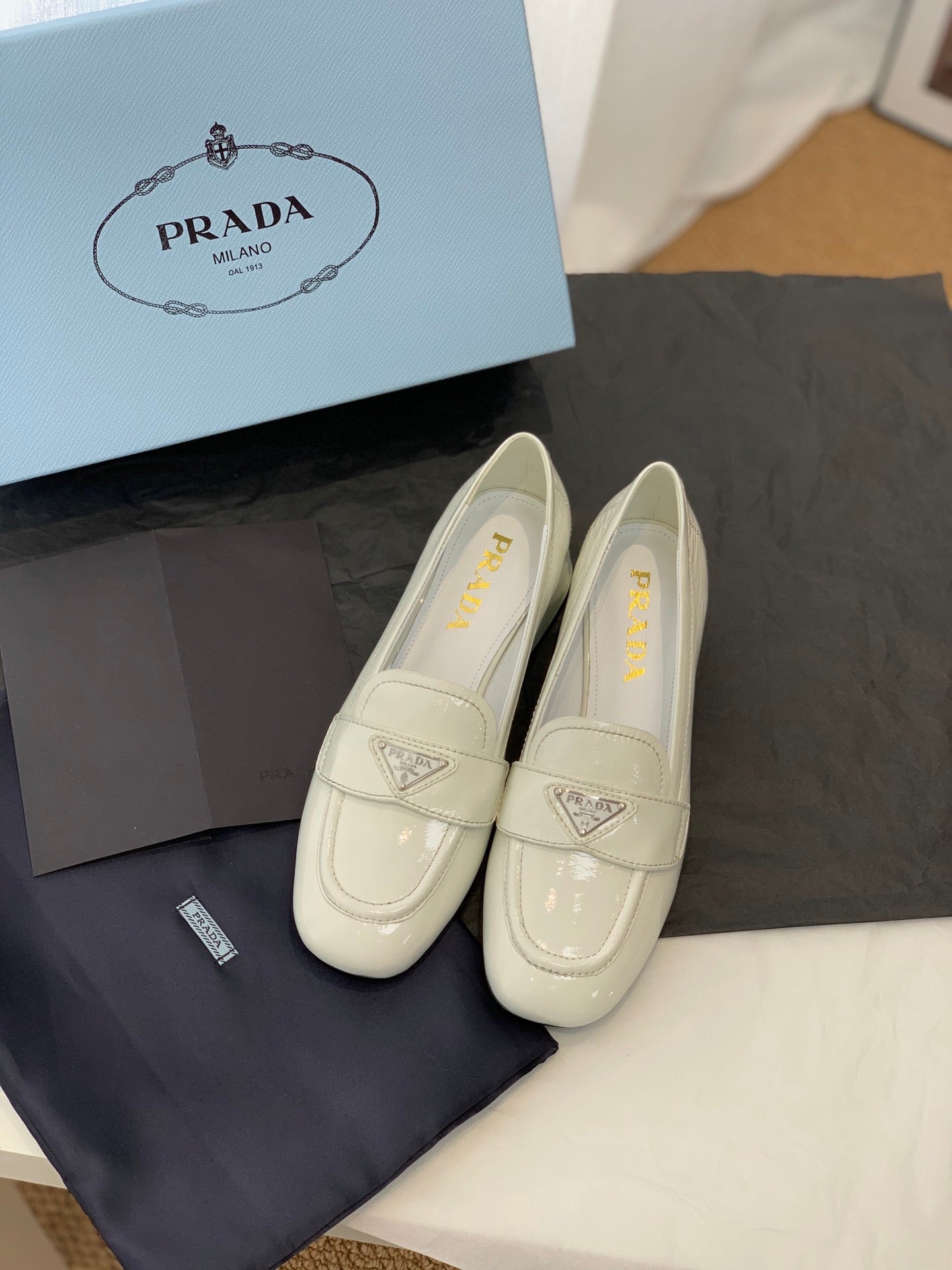 Prada鞋-Prada 漆皮低跟 樂福鞋（白）