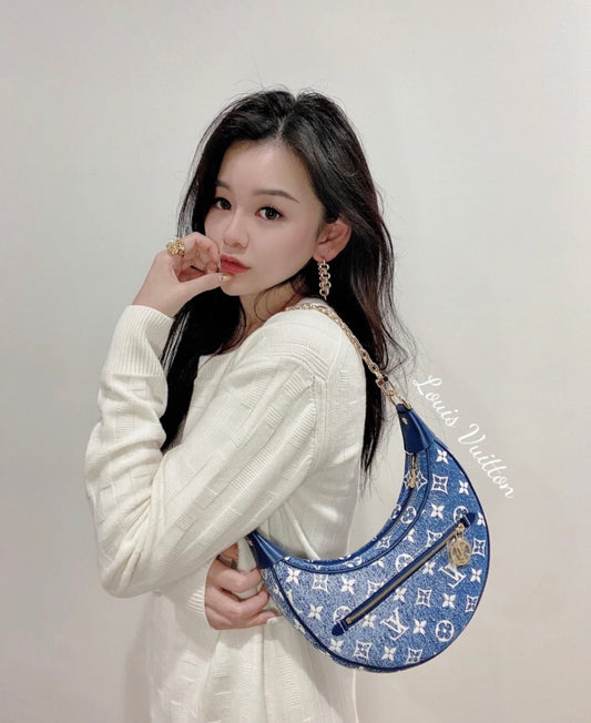 M81166 路L家-2022 早春系列 Croissant 手袋 上身照