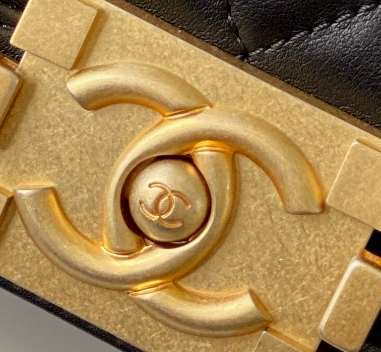 Chanel Leboy 25-黑色胎牛皮-復古金扣