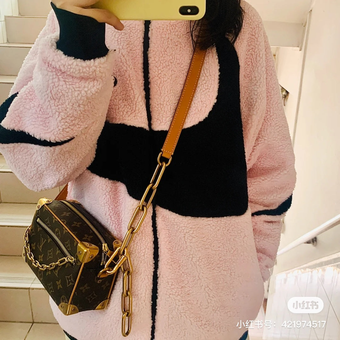 M68906 路L家-Mini Soft Trunck老花盒子包 上身照