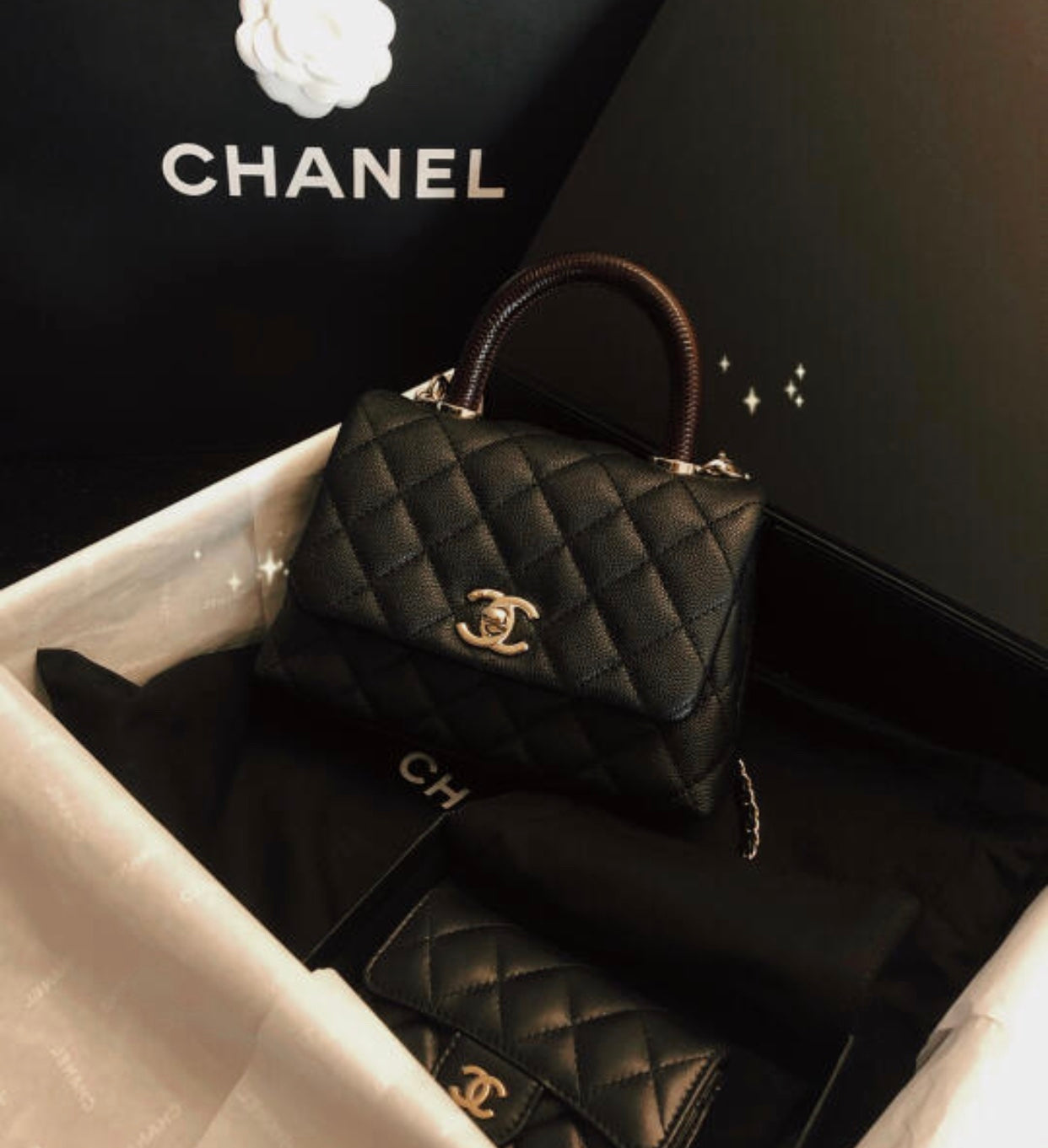 Chanel mini coco handle-黑色球紋牛皮配酒紅色手腕-淡金扣