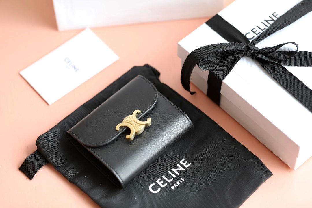 Celine TRIOMPHE 小號亮澤羊皮翻蓋錢包-黑色