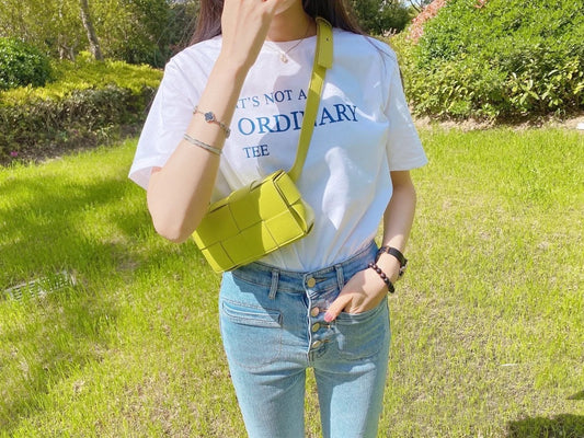 B編織-羊皮方格Mini cassette Bag 迷你編織包 12x8x4cm 上身圖