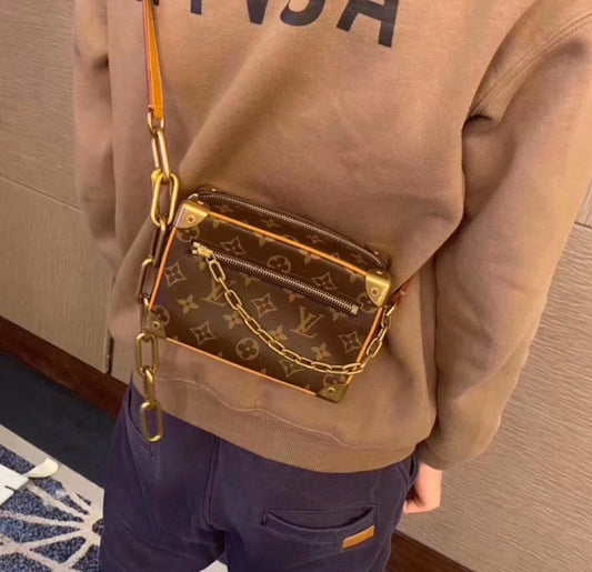 M68906 路L家-Mini Soft Trunk手袋 上身照