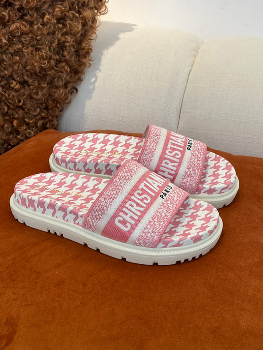 迪D家-粉色刺繡拖鞋