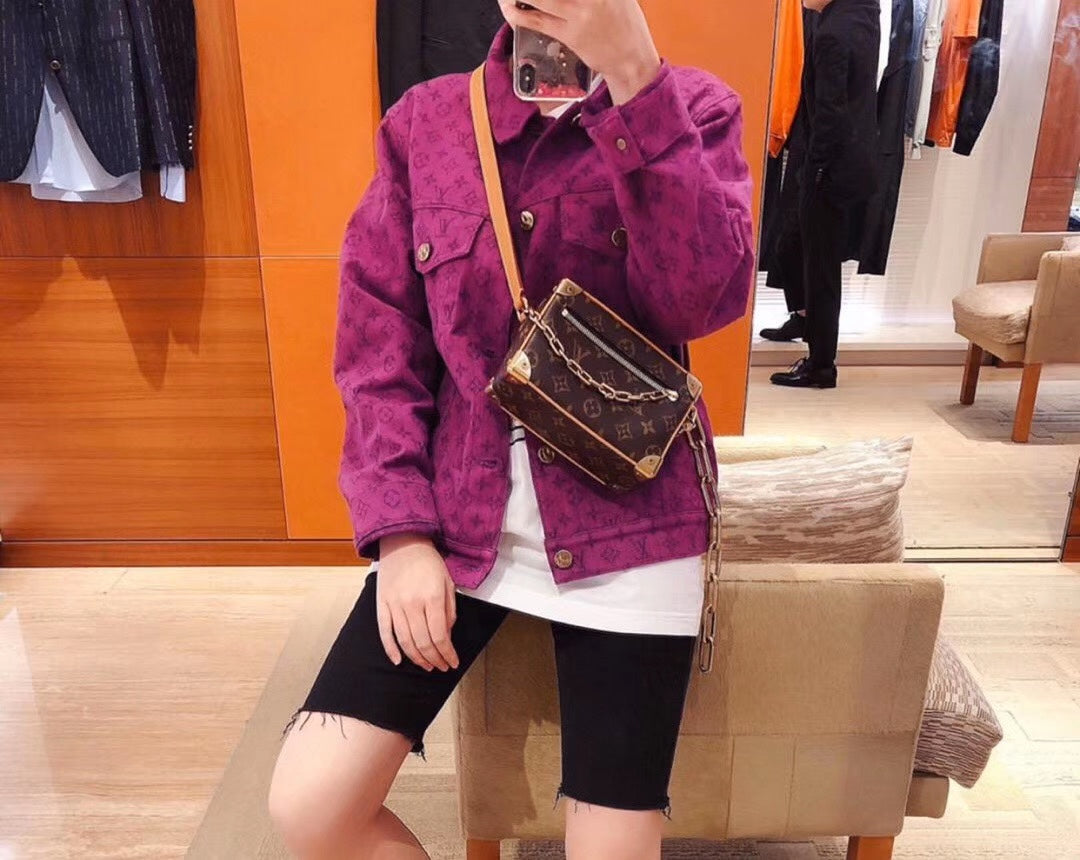 M68906 路L家-Mini Soft Trunk手袋 上身照