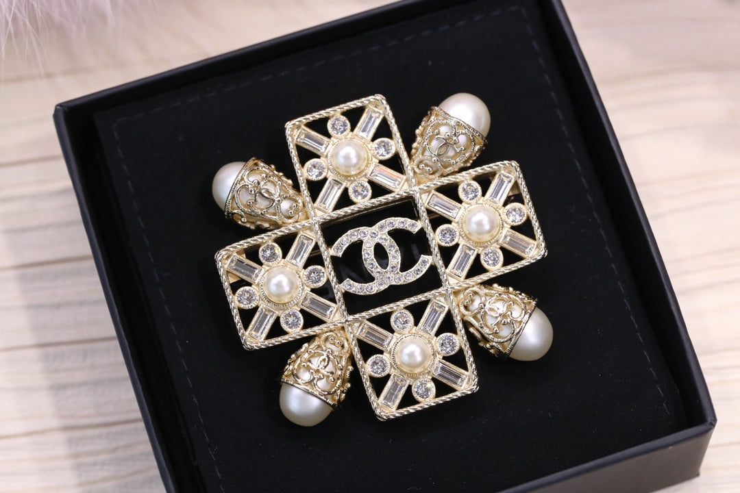 Chanel 胸針