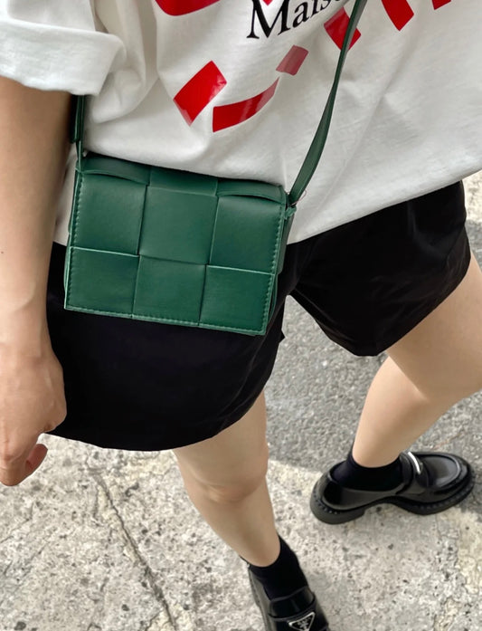 B編織-羊皮方格Mini cassette Bag 迷你編織包 12x8x4 上身圖