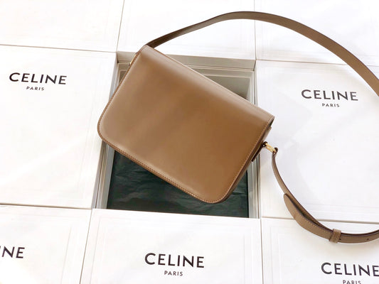 Celine TRIOMPHE 中號小牛皮-咖啡色