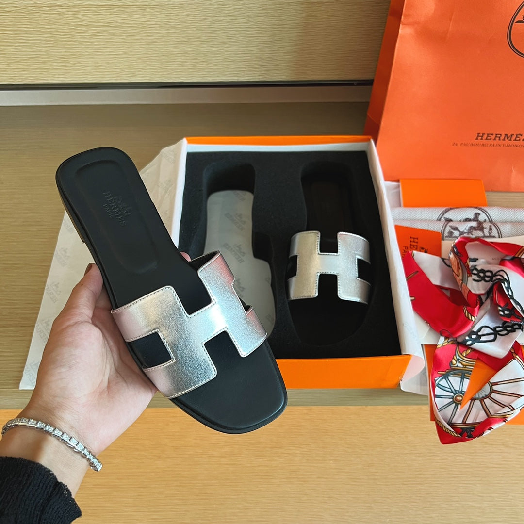 小愛款-經典H拖鞋 純色皮面 全包中底 銀黑色