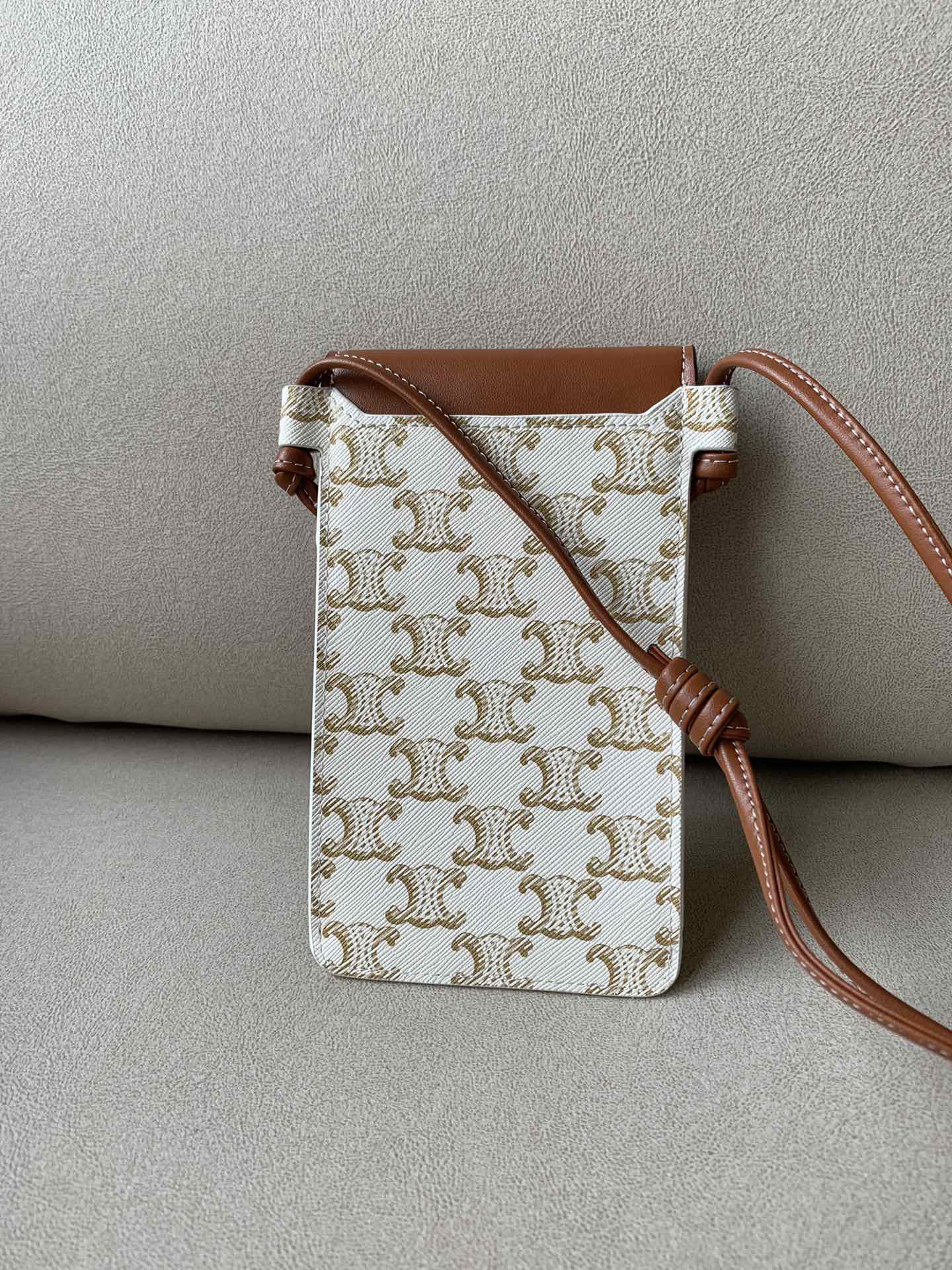 Celine 標誌印花羊皮革翻蓋手機包