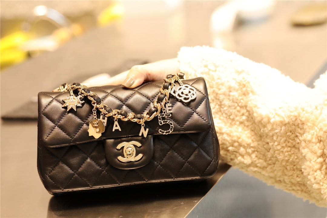 Chanel 吊墜徽章 mini CF
