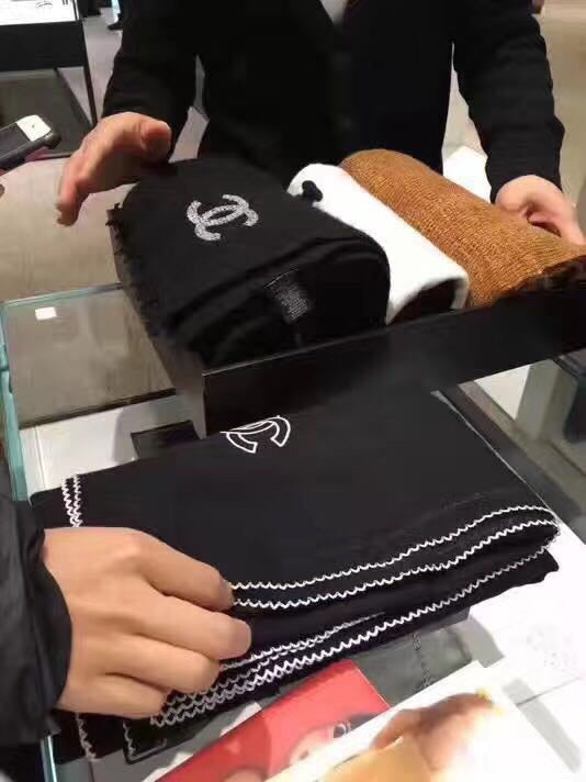Chanel 純色鎖邊羊絨圍巾