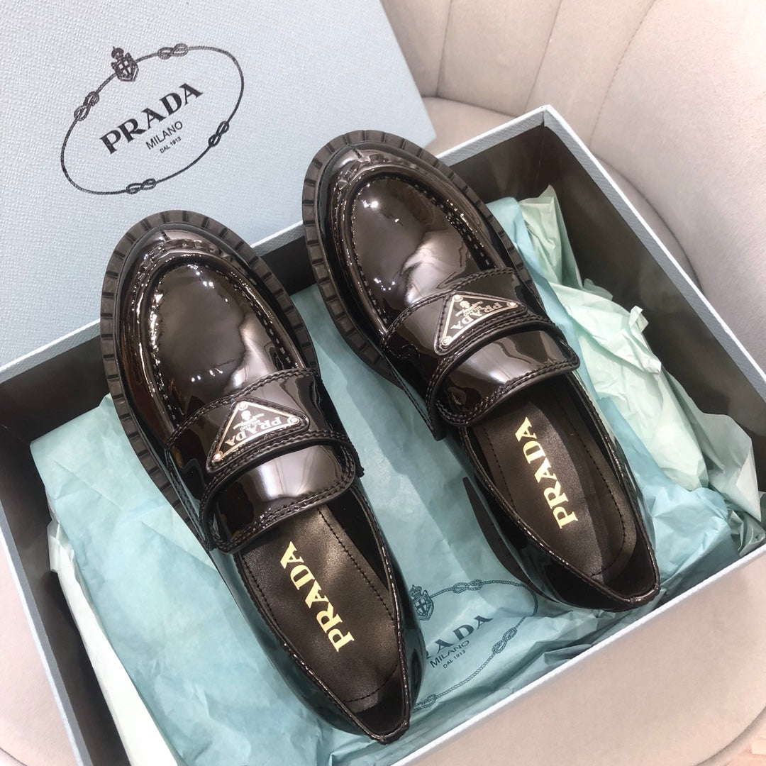 Prada鞋-Parda Loafers 亮皮三角銀字logo 厚底樂福鞋（黑色）