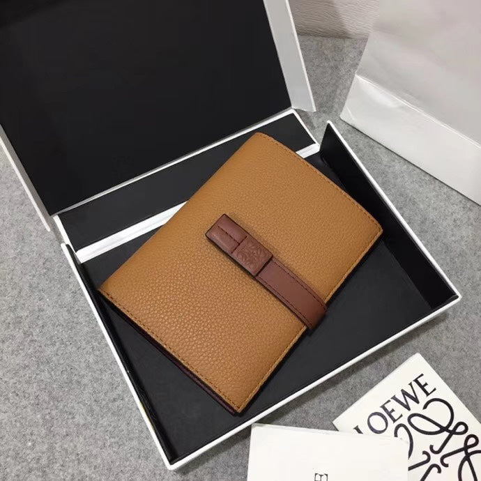Loewe 對折中夾