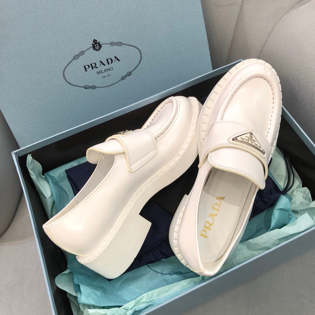 Prada鞋-Prada Loafers 亮皮三角銀字logo 厚底樂福鞋（白色）