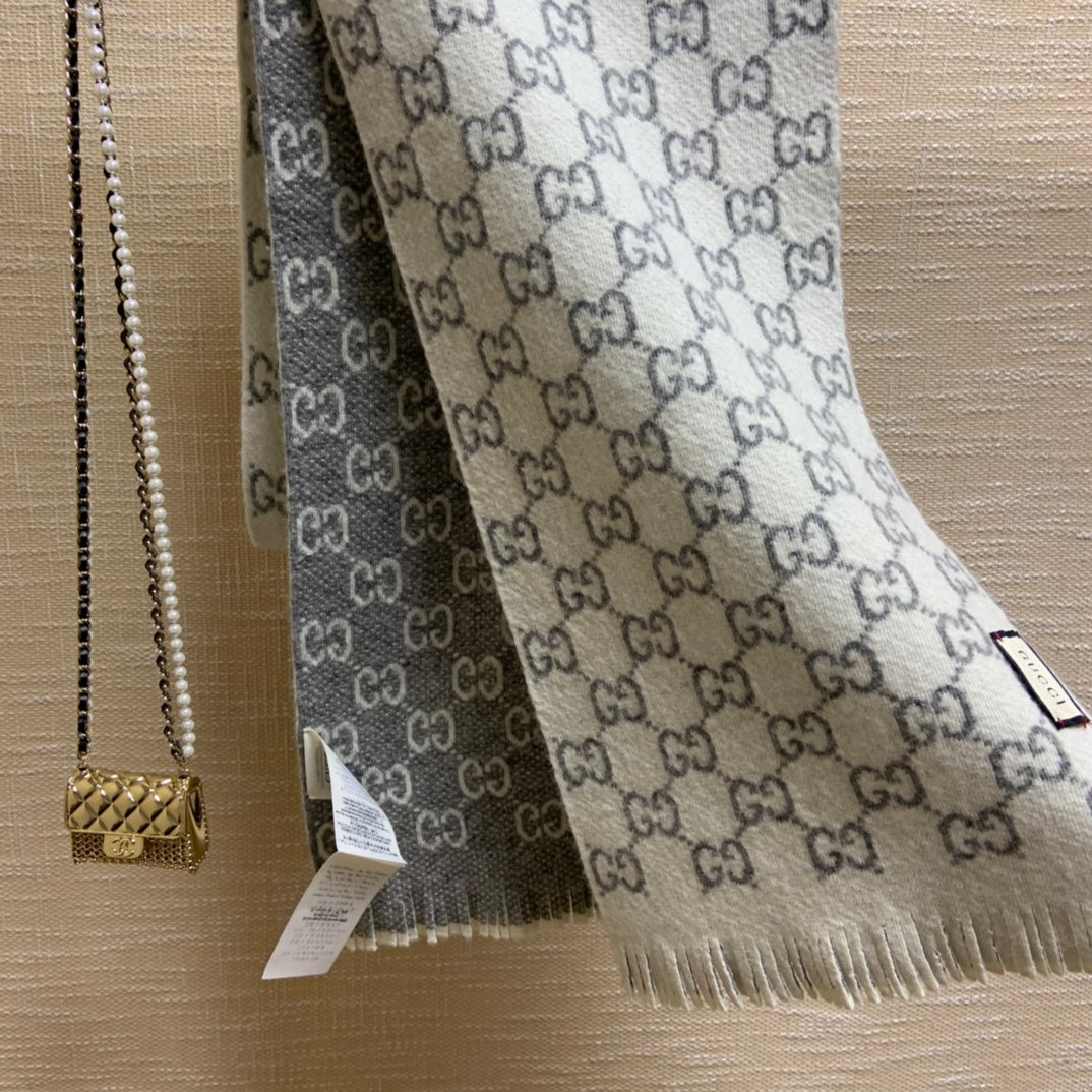 Gucci 雙面羔羊毛圍巾