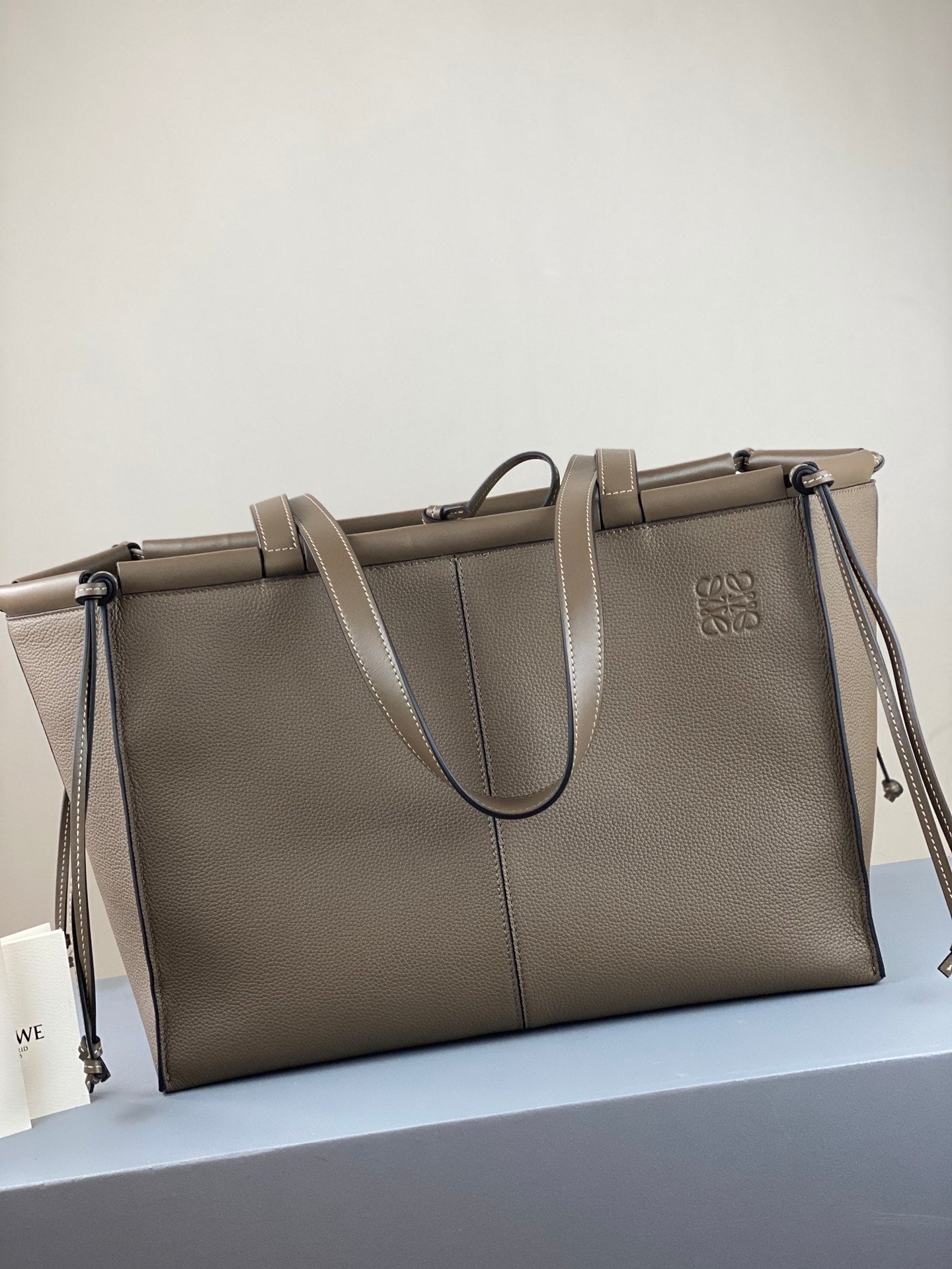 羅L威-Cushion tote 小牛皮 灰色