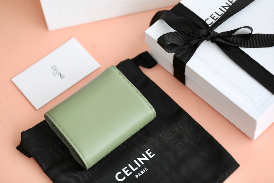 Celine TRIOMPHE 小號亮澤羊皮翻蓋錢包-牛油果綠