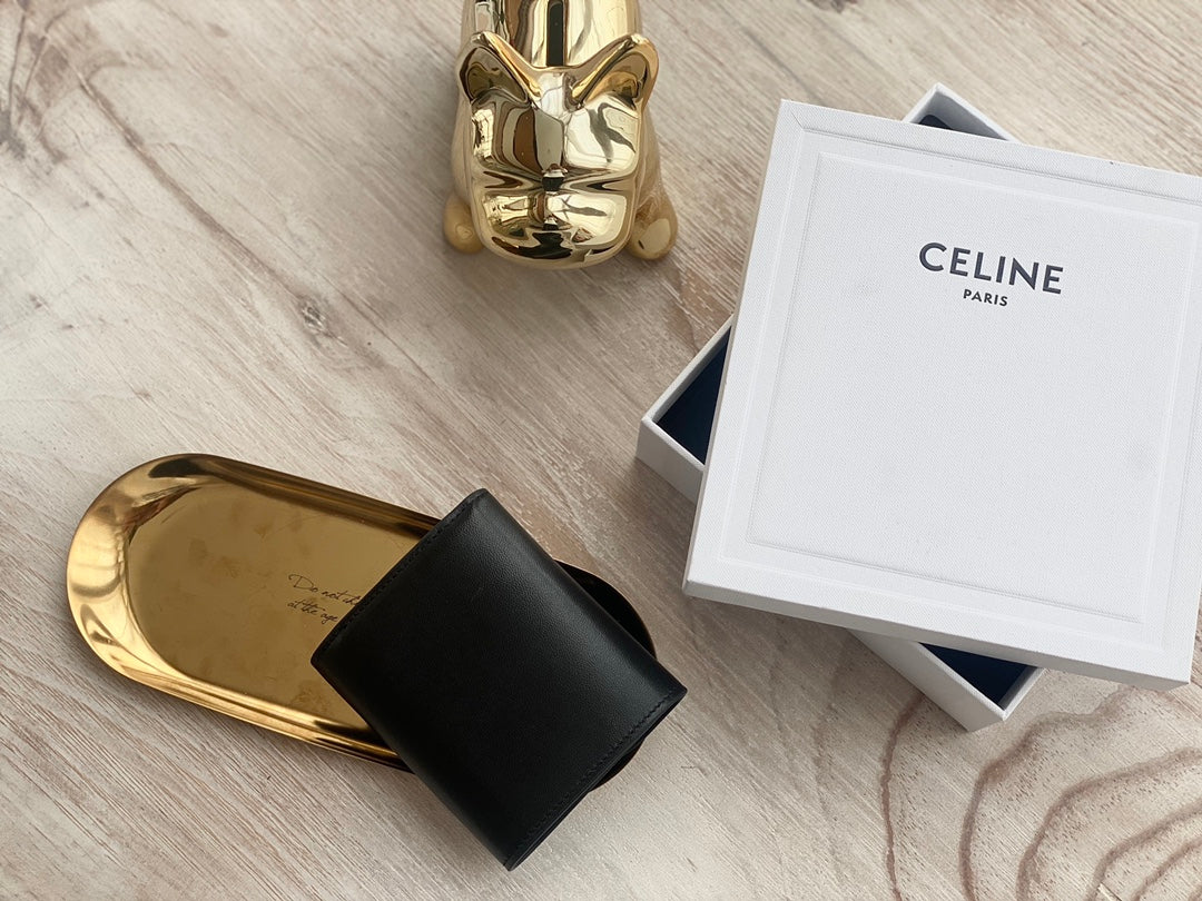 Celine TRIOMPHE 小號亮澤羊皮翻蓋錢包-黑色