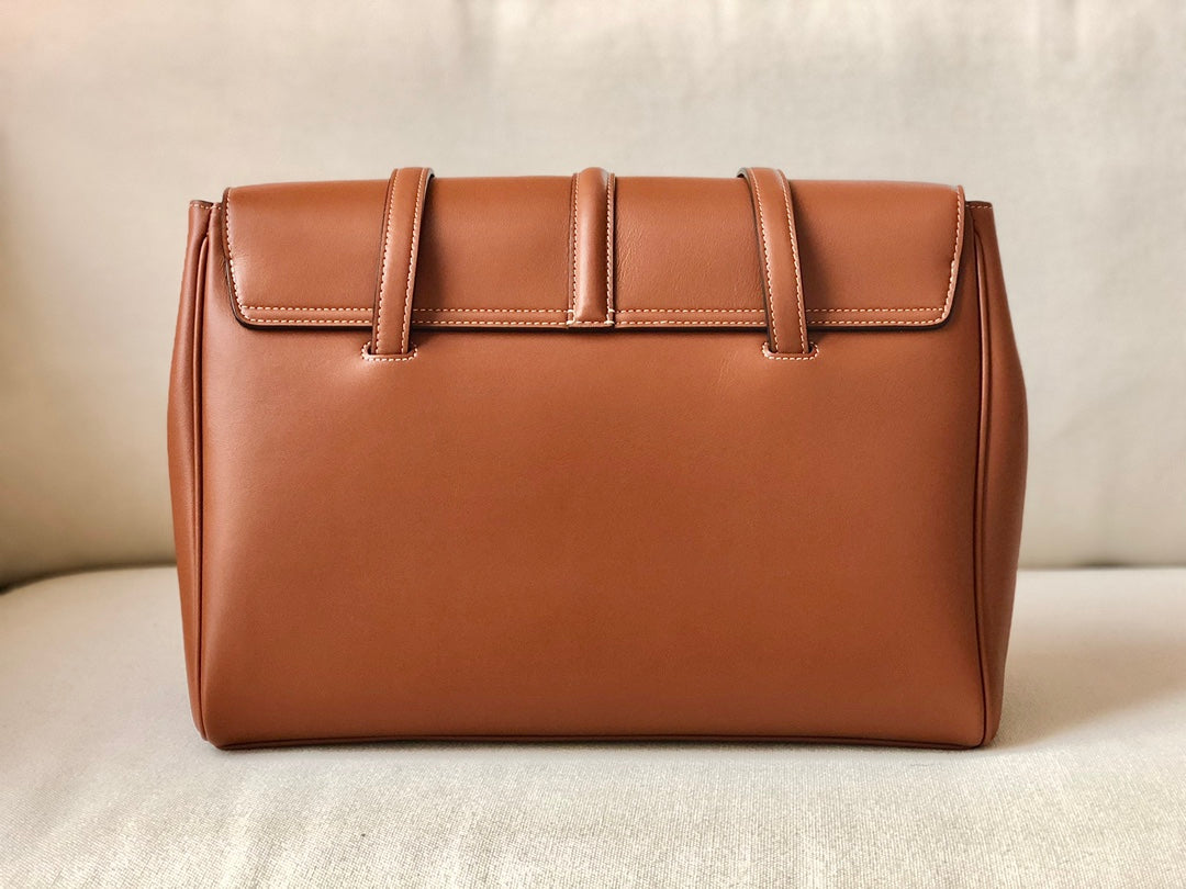 Celine SOFT 16 中號光滑牛皮革手-棕色