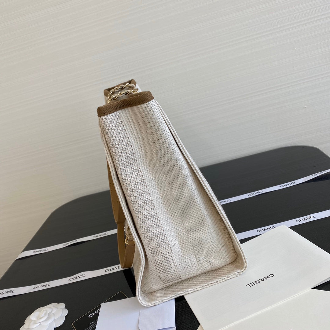 Chanel 中號米色條紋沙灘包