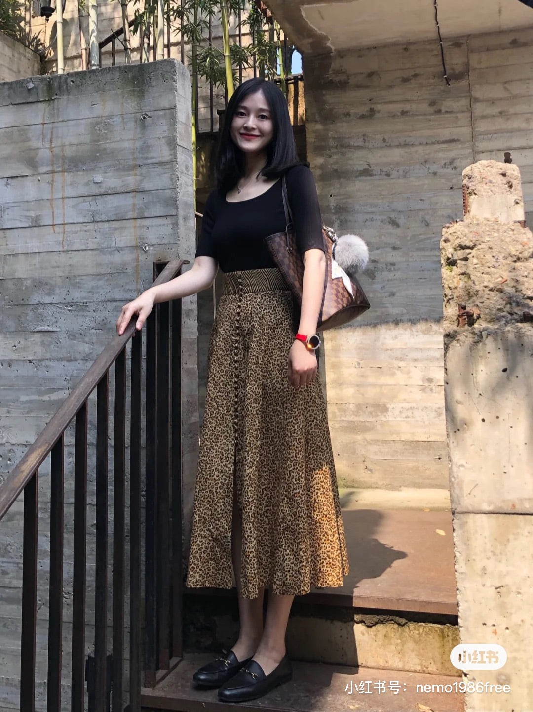 M41358 路L家-Neverfull 咖格 上身照