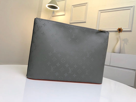 Lou-Monogram Titanium 手拿包