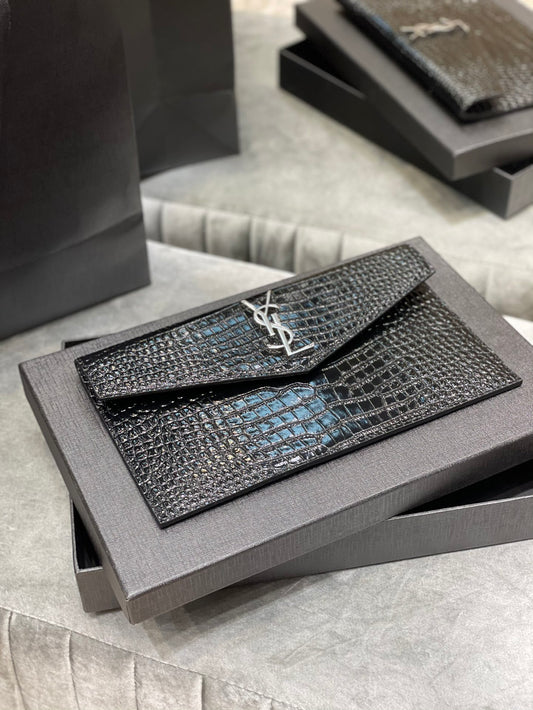 YSL ptown_新品手拿包-黑鱷魚紋銀扣