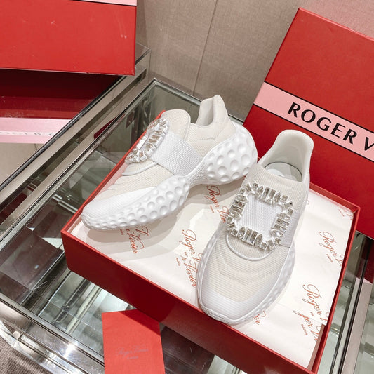 Roger Vivier Run Light 全新的水晶扣運動鞋