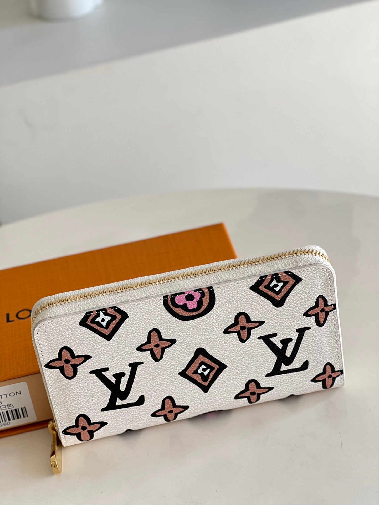 LV M80683 白色豹紋拉鍊長夾
