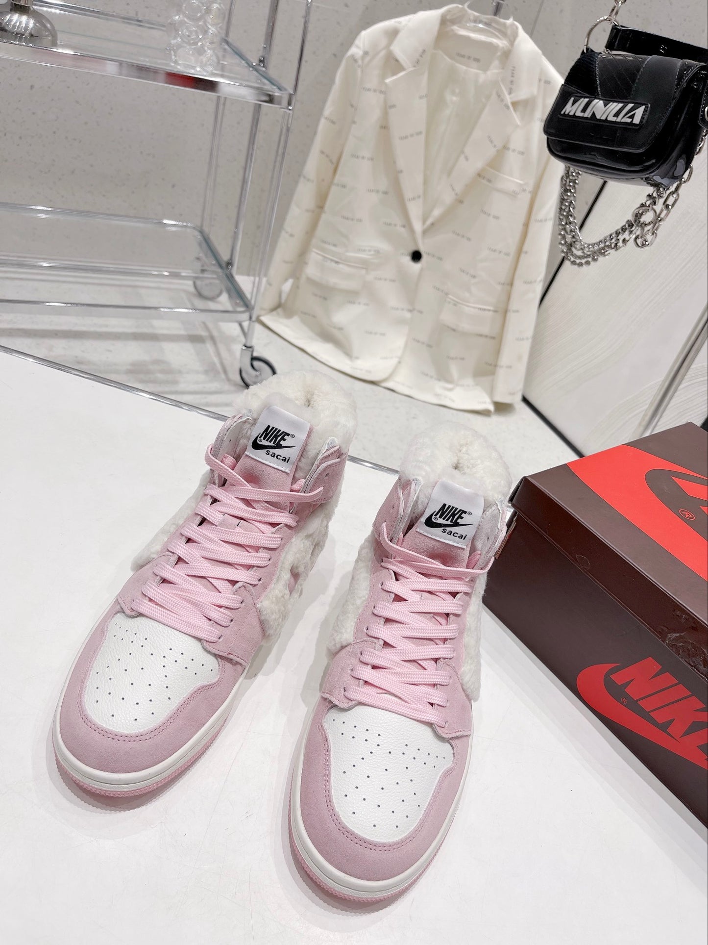 N1KE-WMNS Air Jordan 1 男女同款 毛毛款 粉色