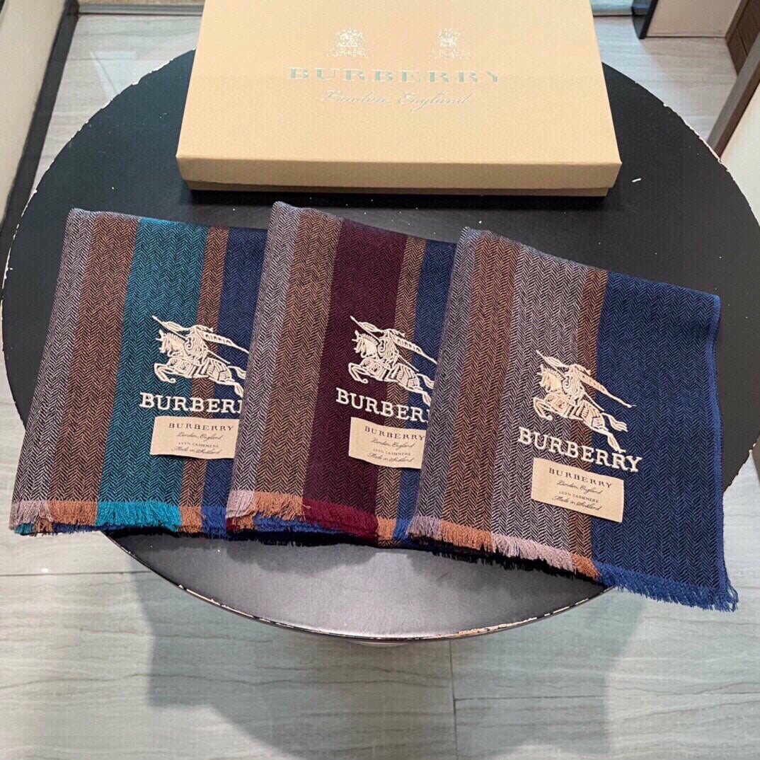 Burberry 戰馬繡標羊絨圍巾