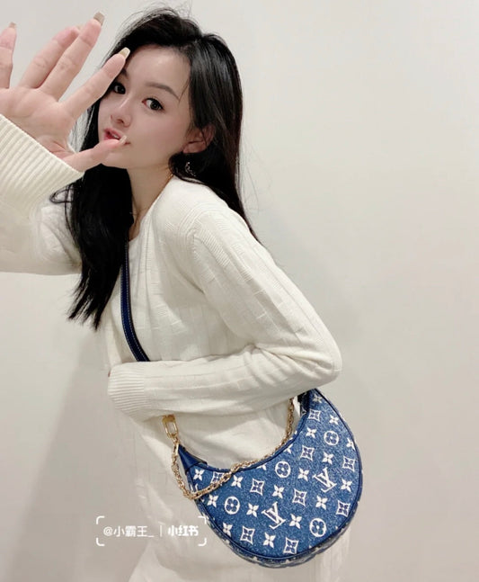 M81166 路L家-2022 早春系列 Croissant 手袋 上身照